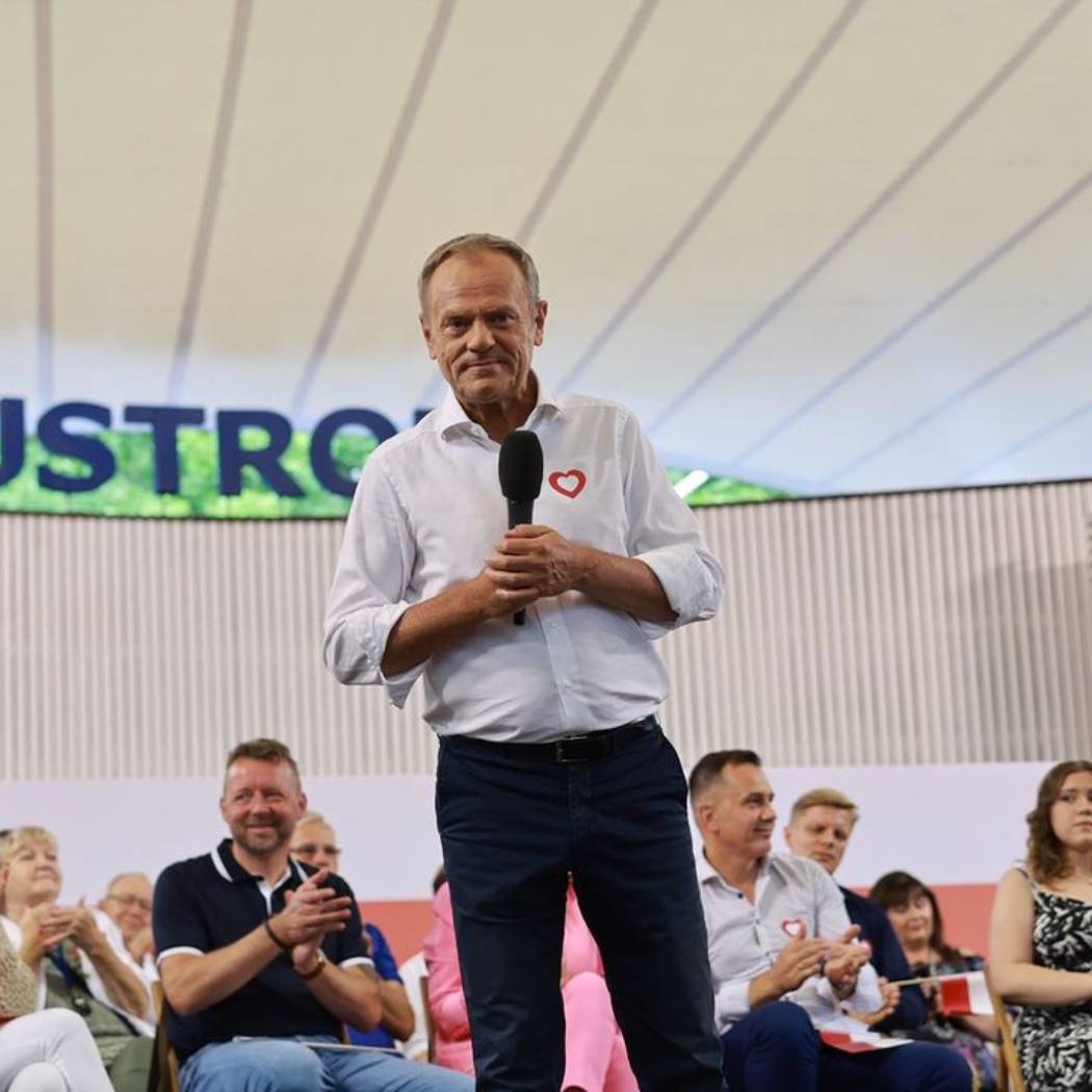 Tak Donald Tusk nosi koszule. Ważny jest jeden szczegół